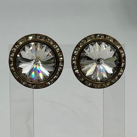 Rivoli Clear Faceted Rhinestone
Pierced Halo Gold Tone Pierced Earrings - Picture 9 of 13